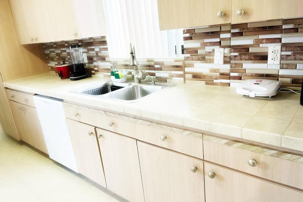 Amazing & Cozy Duplex Near Zoo ! Сasa de vacaciones *